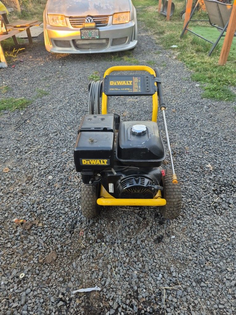 Dewalt Pressure Washer 3750 Psi. 4.0 Gpm. Come hose and gun.