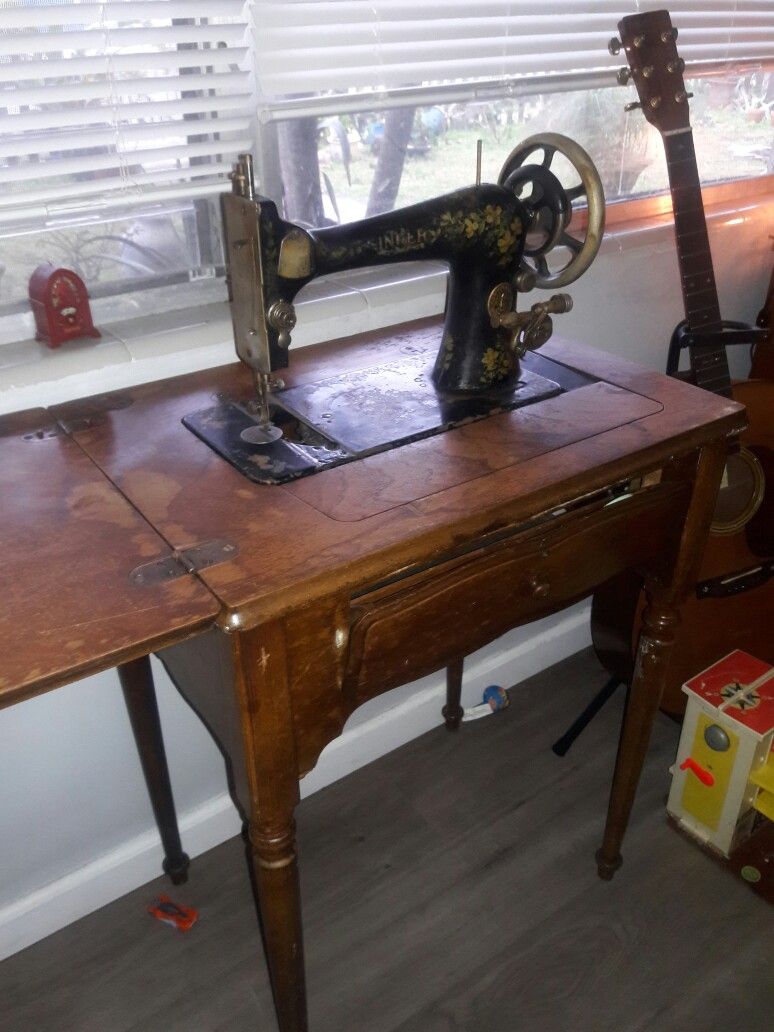 REDUCED!! Beautiful Antique Singer Sewing Machine With Foldout Table