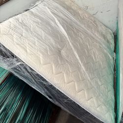 Bedroom Set/ Full Size Mattress 
