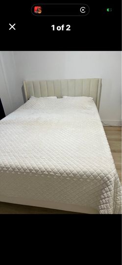 Gorgeous queen bed like new !