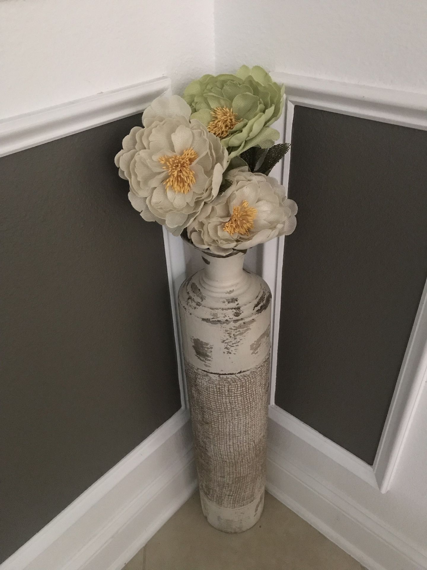 Standing vase with flowers