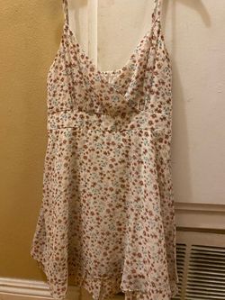 Junior’s White Dress with Flower design, flowy size Medium