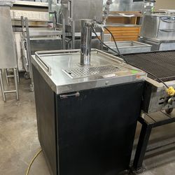 Beer kegerator / draft beer dispenser