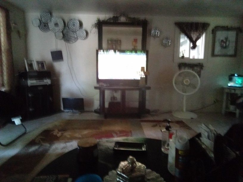 42 Inch TV With Stand Glass In The Middle