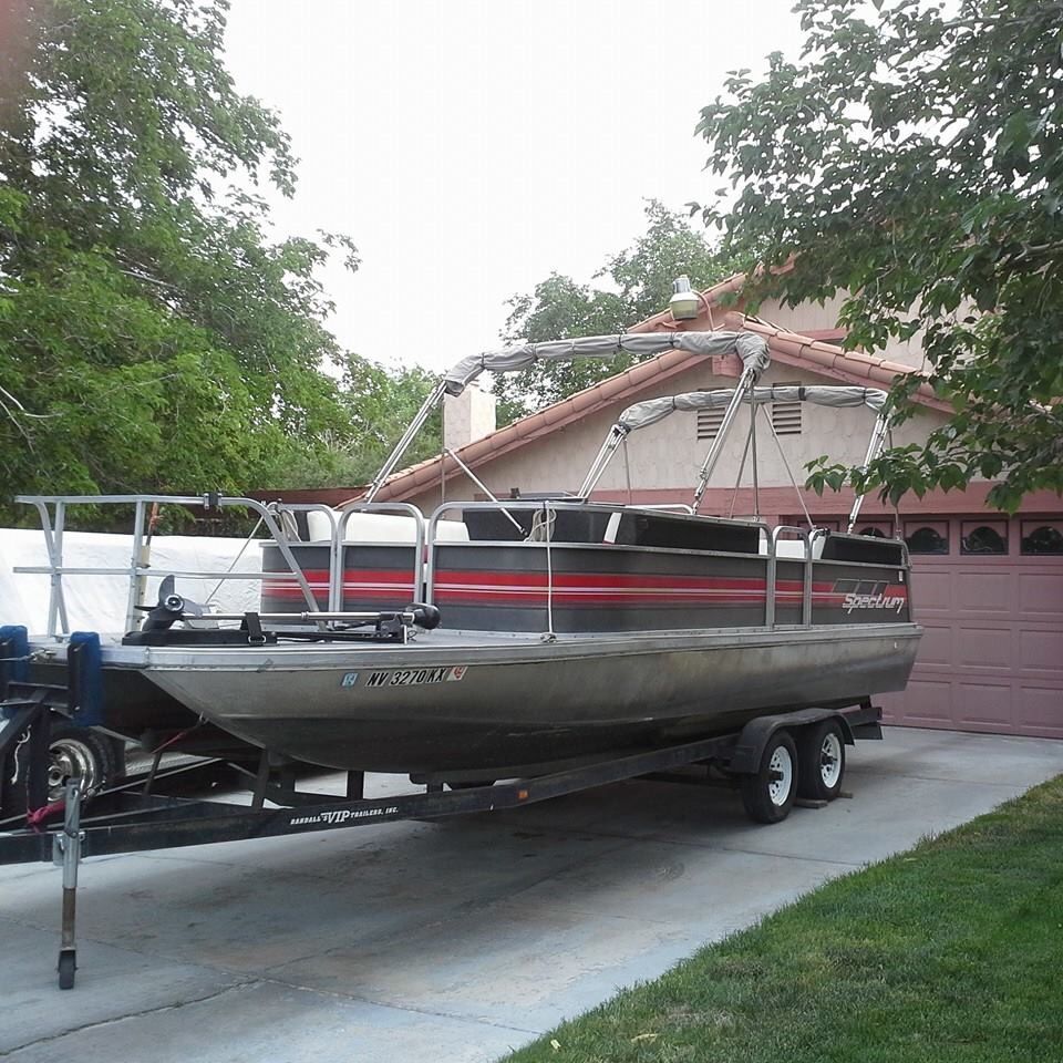 1990 spectrum pontoon boat with 115 Honda four stroke