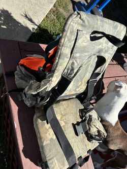Deerstand seat with cushion straps and extra pockets