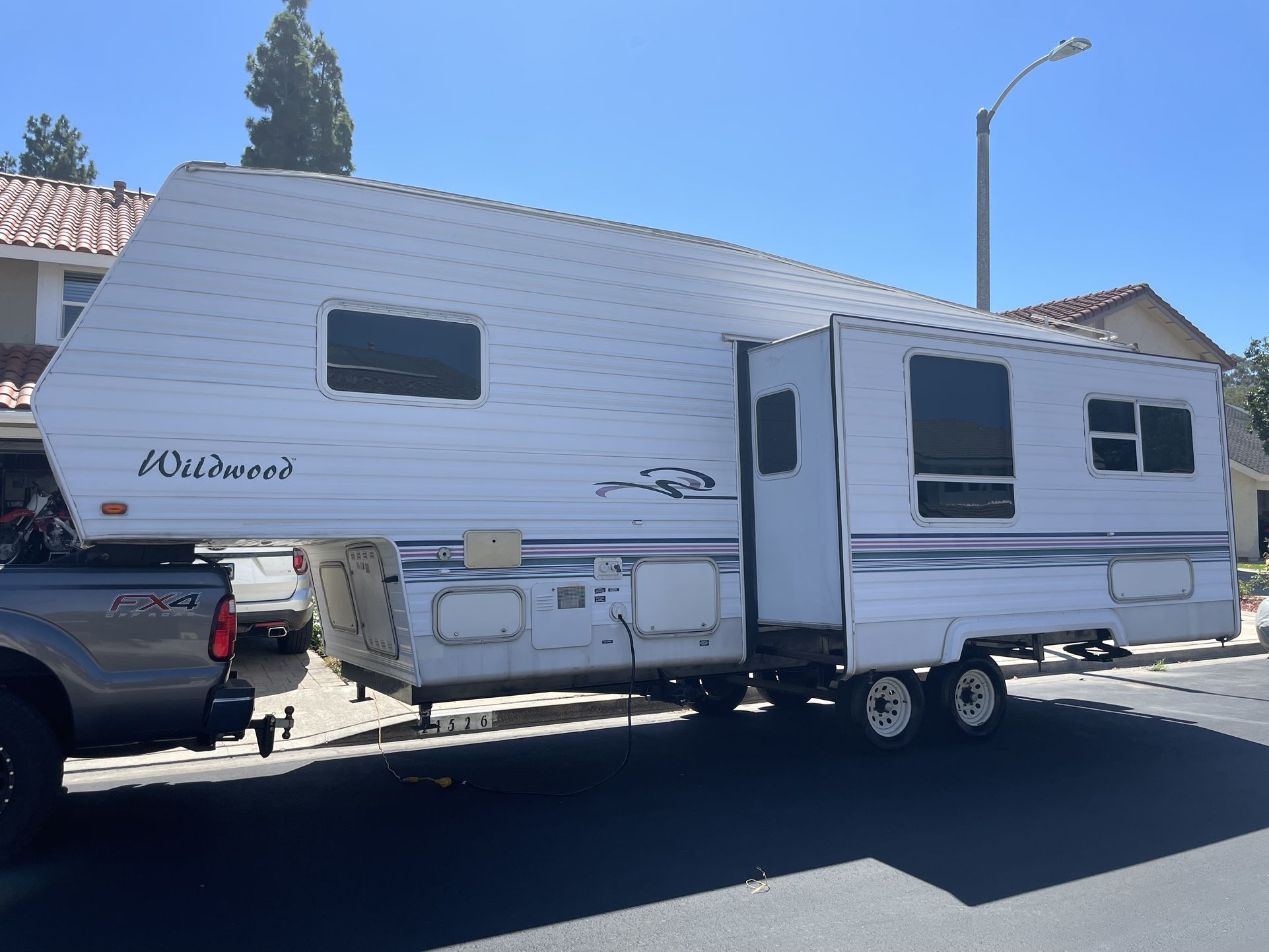 2000 Wilderness Fleetwood 30’ 5th Wheel Travel Trailer