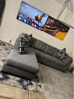 * Like New * Living spaces 2pc Modular sectional sofa & pull out bed ( Free Delivery )