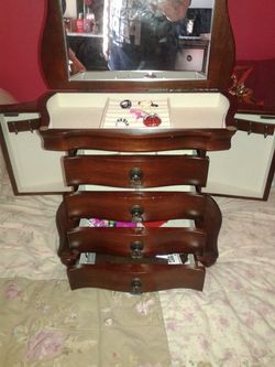Jewelry chest