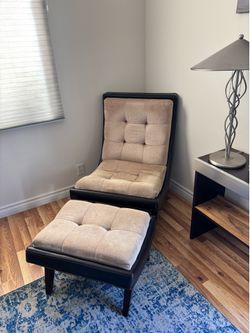 Accent chair with footrest