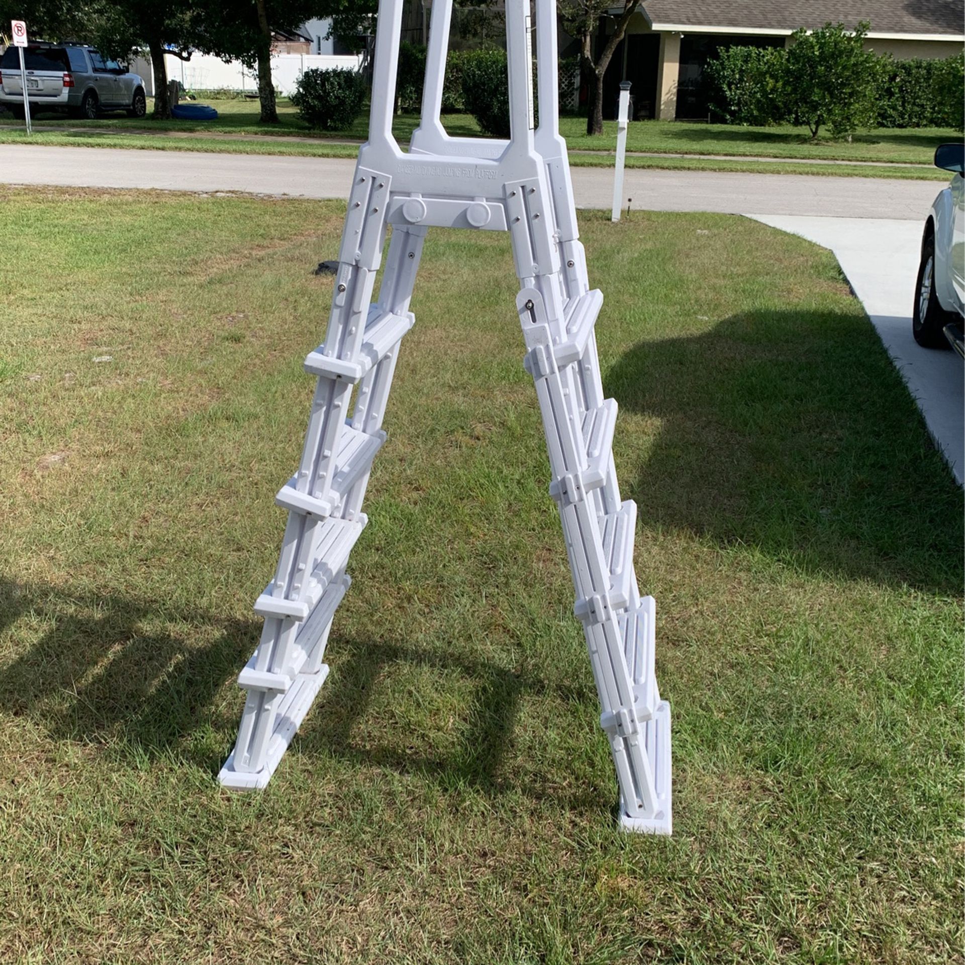 Like New Above Ground POOL LADDER PVC WHITE RENFORCED WITH SAND WEIGHTED FEET EXCELLENT COND Adjustable  77” Tall Sturdy 