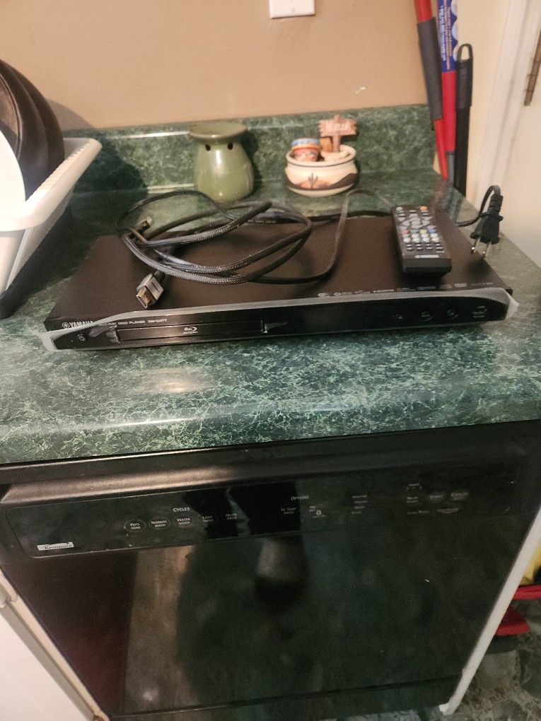 Yamaha Blu Ray DVD Player With Remote And Hdmi Cord