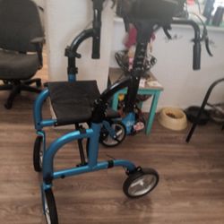 WALKER FOR HELP  TO WALK AFTER KNEE SURGERY OR WALKING PERIOD