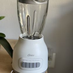 Oster Licuadora de Vidrio Fácil de Usar de 6 Tazas, Picadora de Alimentos y Triturador de Hielo, Licuadora para Batidos, Blanca