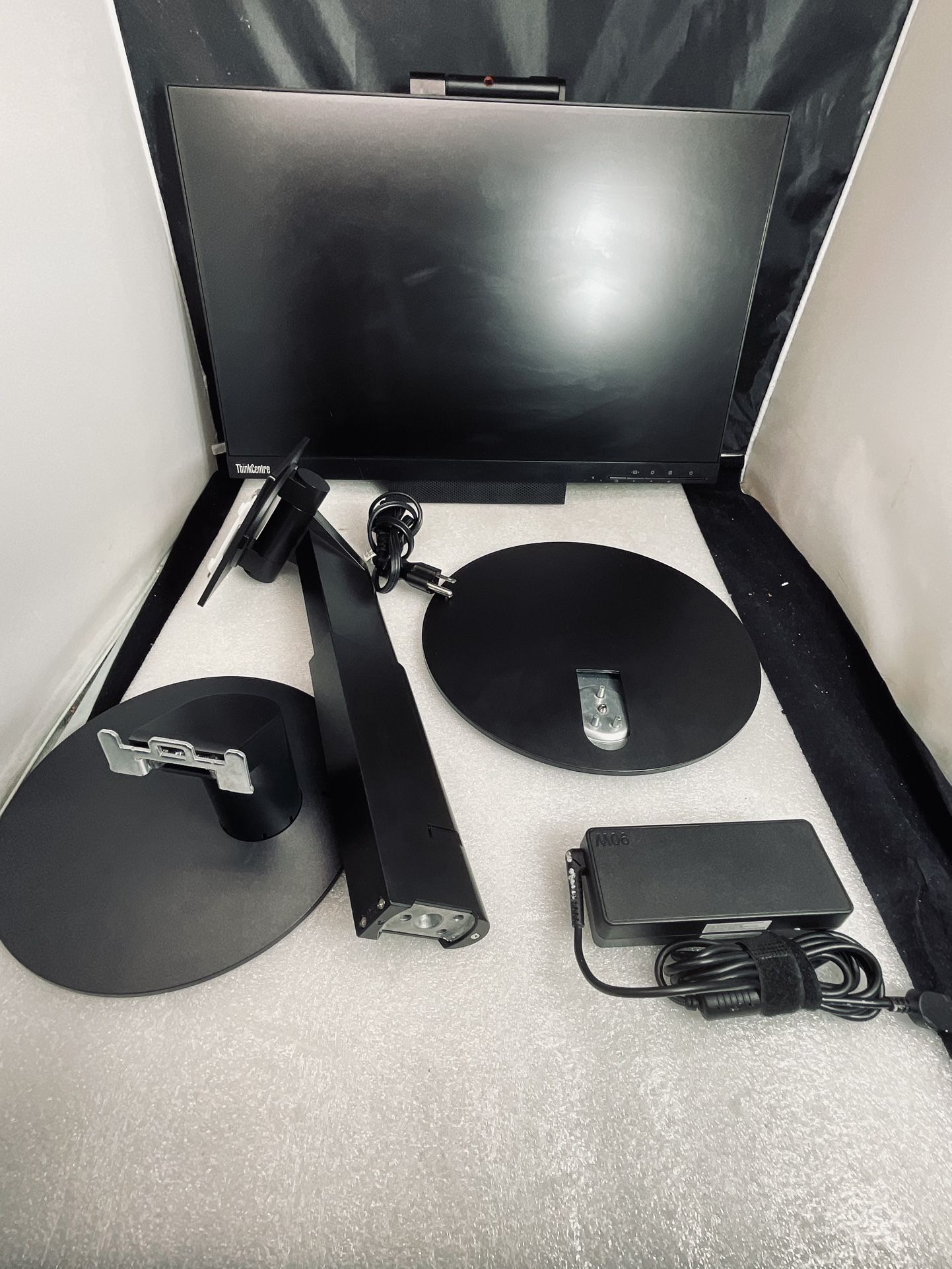 Brand New Lenovo TIO22Gen3 Monitor 21.5” Widescreen With Windows Installed