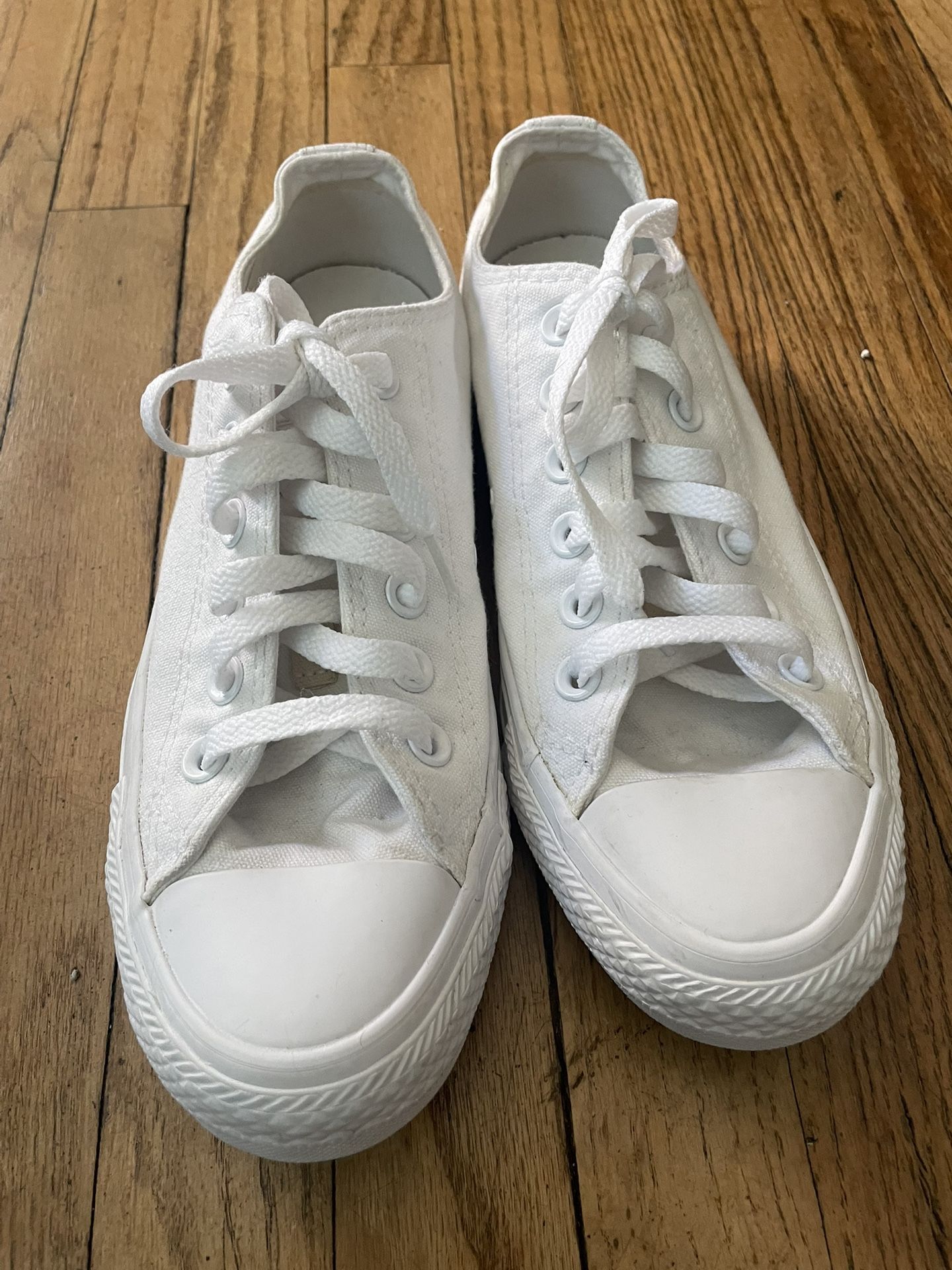 White Converse Men’s 5 Women 7
