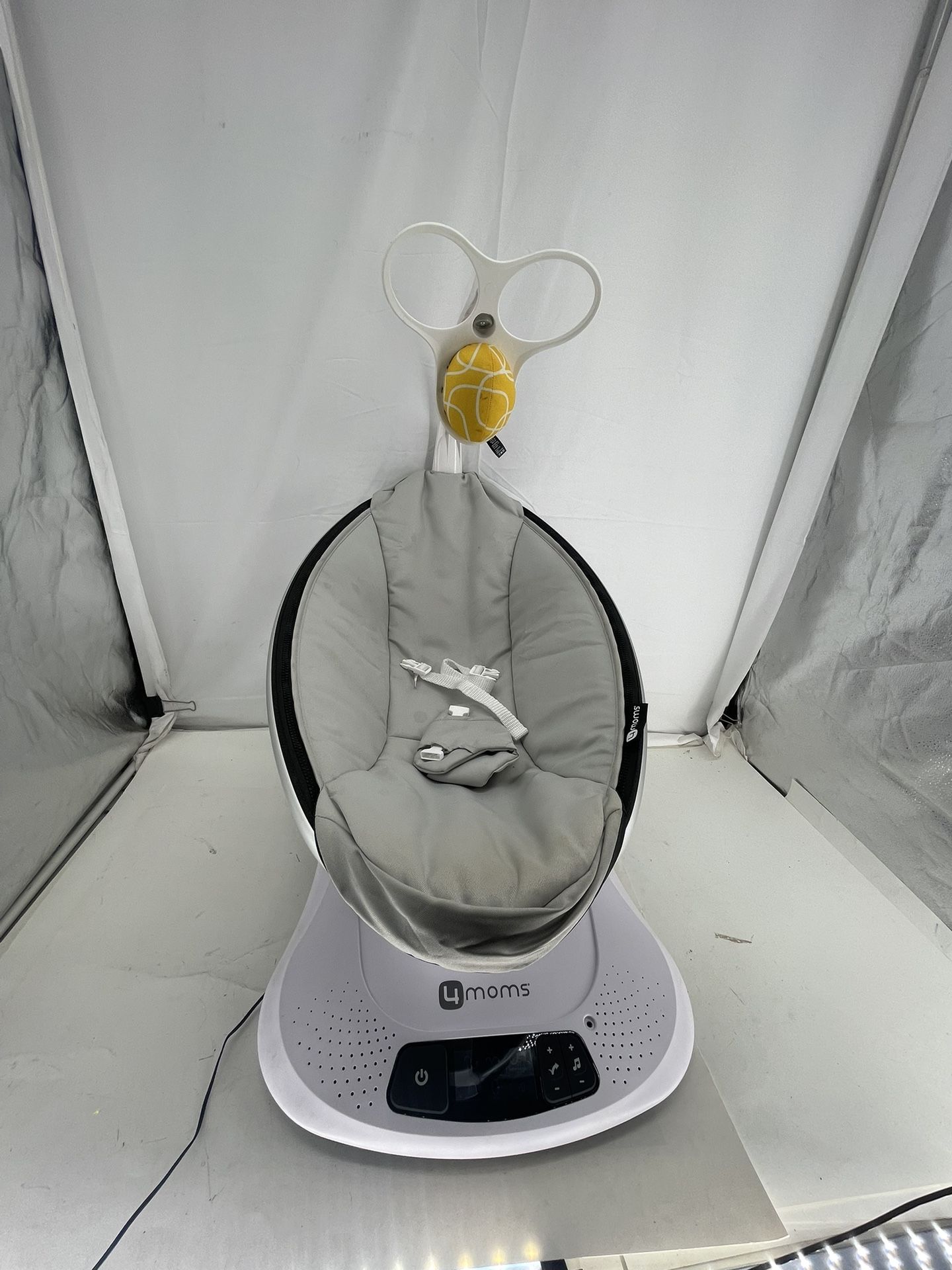 HARDLY USED 4MOMS MAMAROO SWING