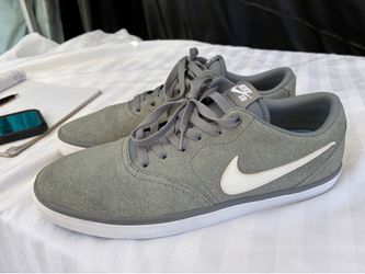 BEAUTIFUL NIKE TENNIS SHOES LIKE NEW SIZE 13 LIKE NEW
