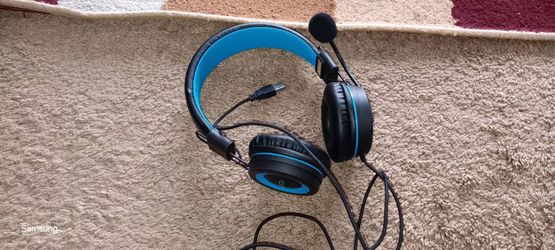 Black ànd white headphone