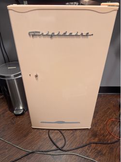 Mini retro fridge