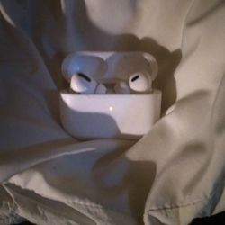 White Apple Airpods Pro 2 With Case