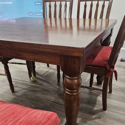 Expandable Table With 6 Chairs!!