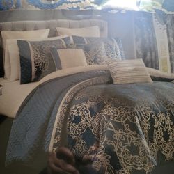 Set Comforter Size Queen, Throw, 2 Shams, And 3 Decorative Pillows.
