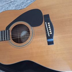 ACOUSTIC GUITAR 