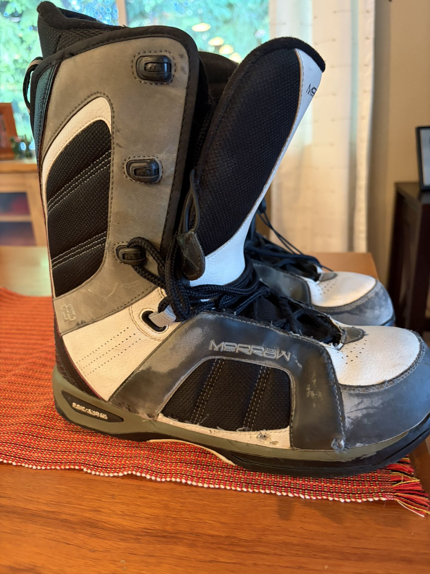 Used Men's MORROW SNOWBOARD BOOTS Size 12