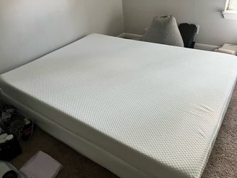 Queen Mattress + Metal Platform Frame – Excellent Condition