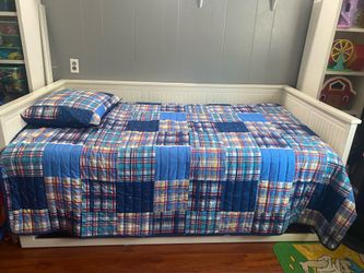Twin trundle bed turns into full size bed with three  drawers