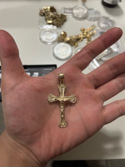 14k gold cross pendant 6.7g