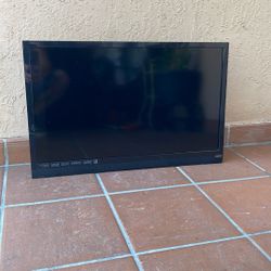 Vizio 29” TV w/ wall mount bracket 