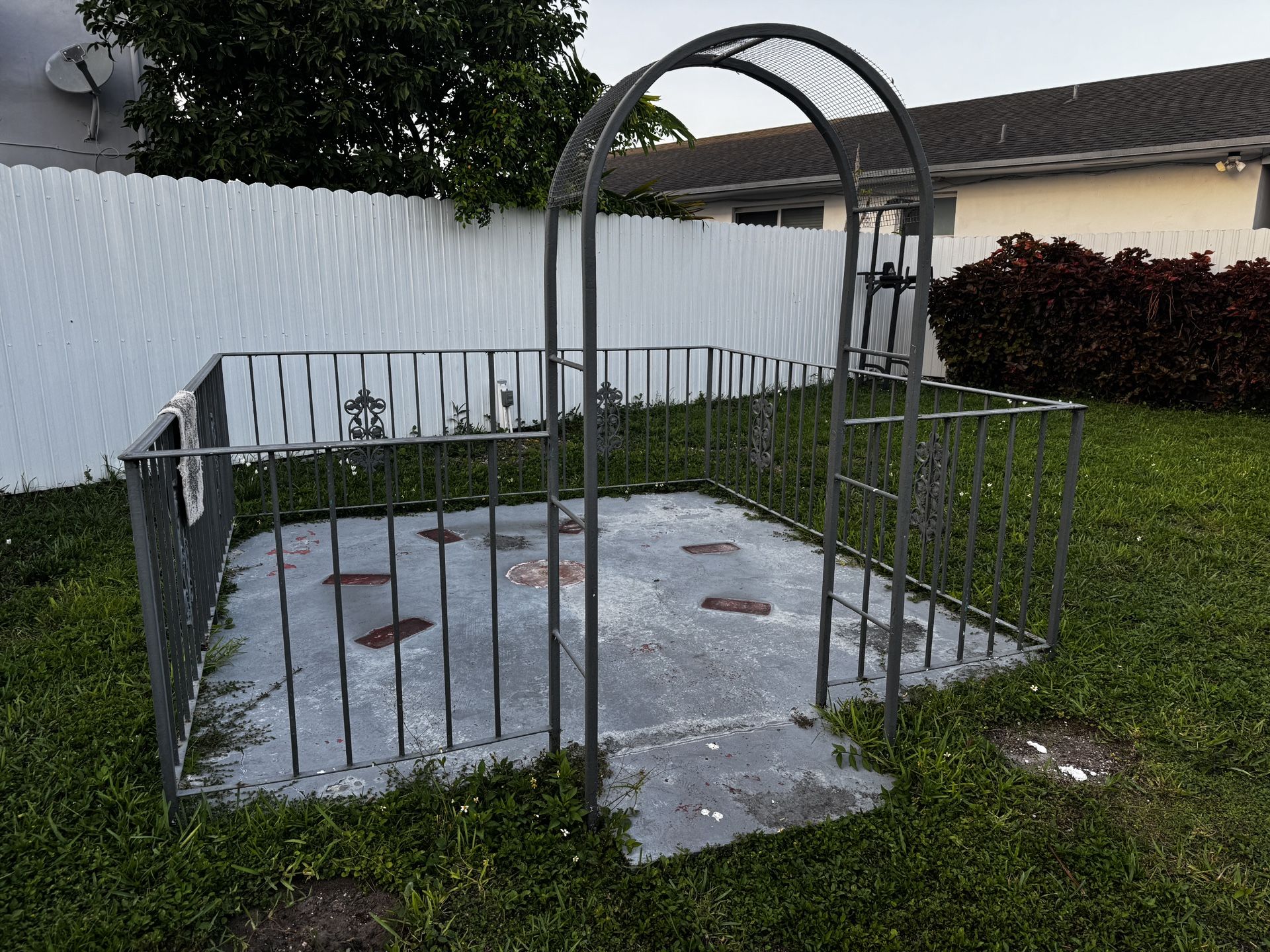 Cerca de metal (reja) / metal fence dimensiones 112”x112”x34”