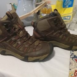Mens size 9 Keen Hiking Boots