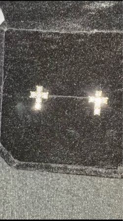 10k Cross diamond studs 💎