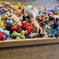 Muchisimos peluches, monitos