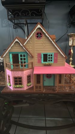 Li'l Woodzeez Honeysuckle Hillside Cottage House Calico Critters includes Bakery and Restaurant