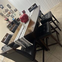 odern 7-Piece Dining Set – Solid Wood Table with 6 Cushioned Chairs – Excellent Condition