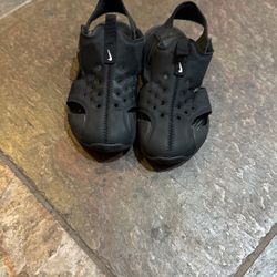 Boys Nike Slippers Size 10