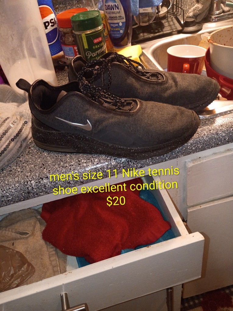 Men's Tennis Shoe Size 11