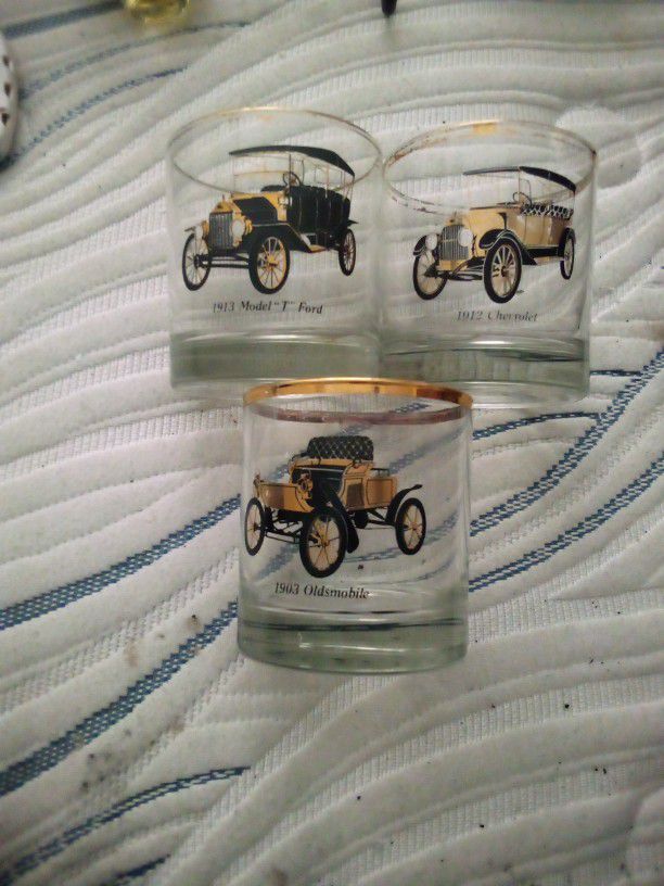 Vintage Glassware Set Of 4