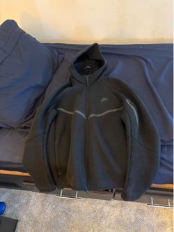Black Nike tech