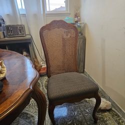 Table And Chairs Well Furnishes 