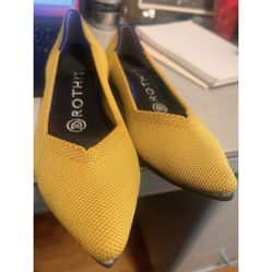 Rothy’s yellow point Size 6