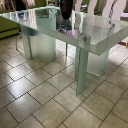 Dining Room Glass Table And Glass Stands (no Chairs)