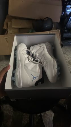 Size 10 men’s football cleats