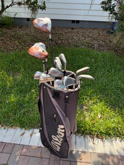 Men’s TaylorMade golf club set. Complete right handed set with golf bag
