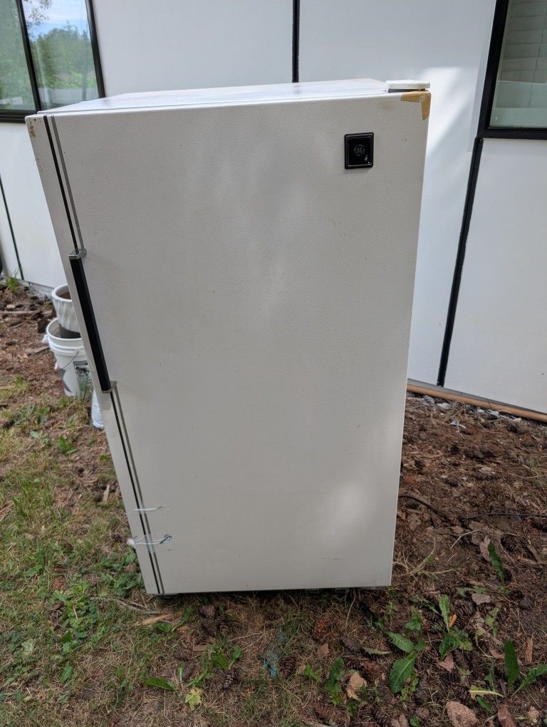 GE Upright Freezer 11 Cu Ft