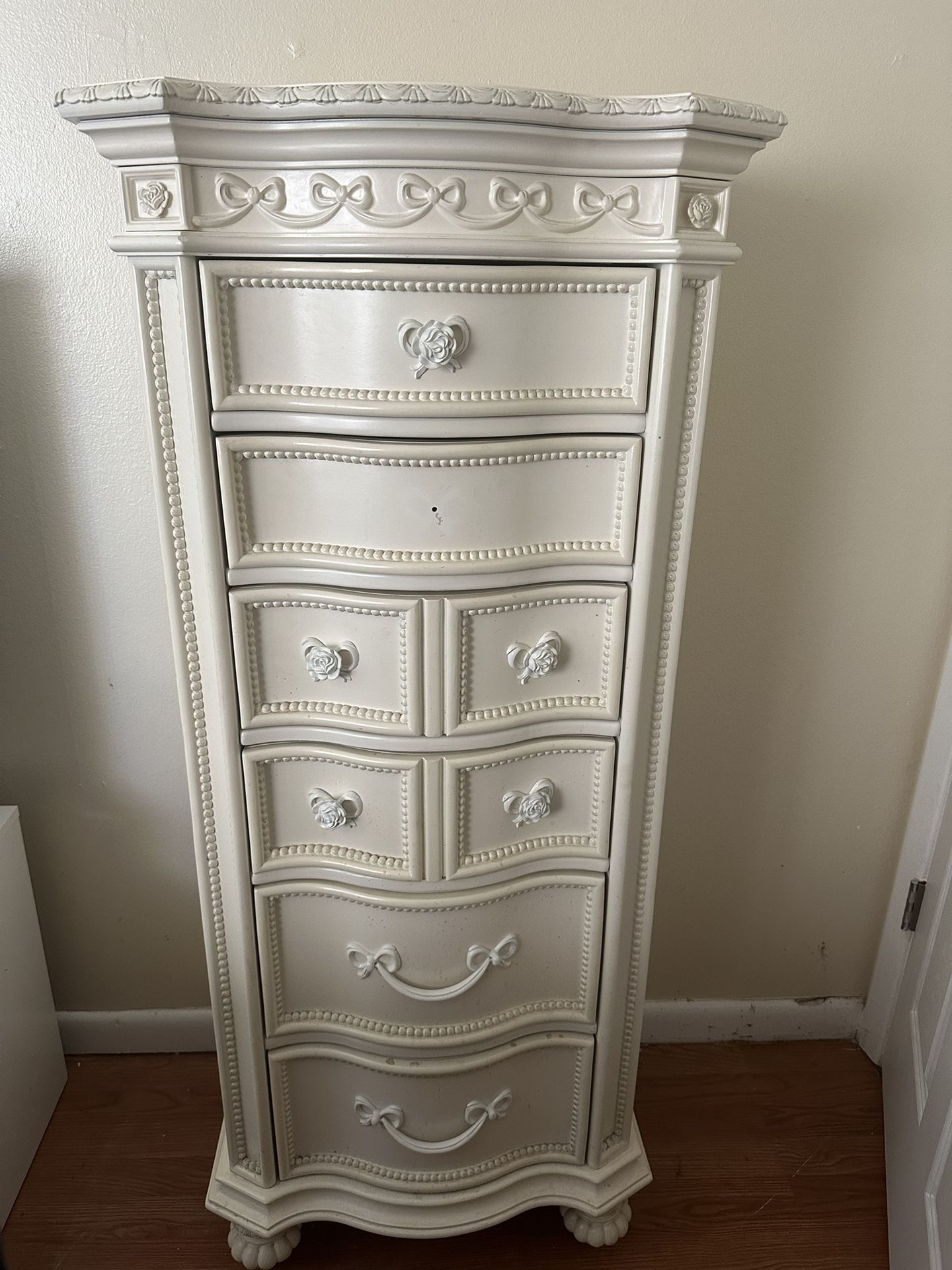 Disney Princess White Tall Chest Dresser (Missing One Knob)